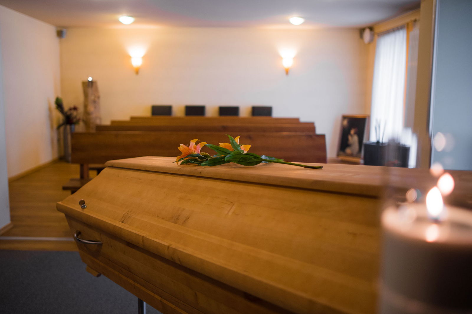 Sargaufbahrung in einem Trauerraum des Bestattungsinstituts Stumpf