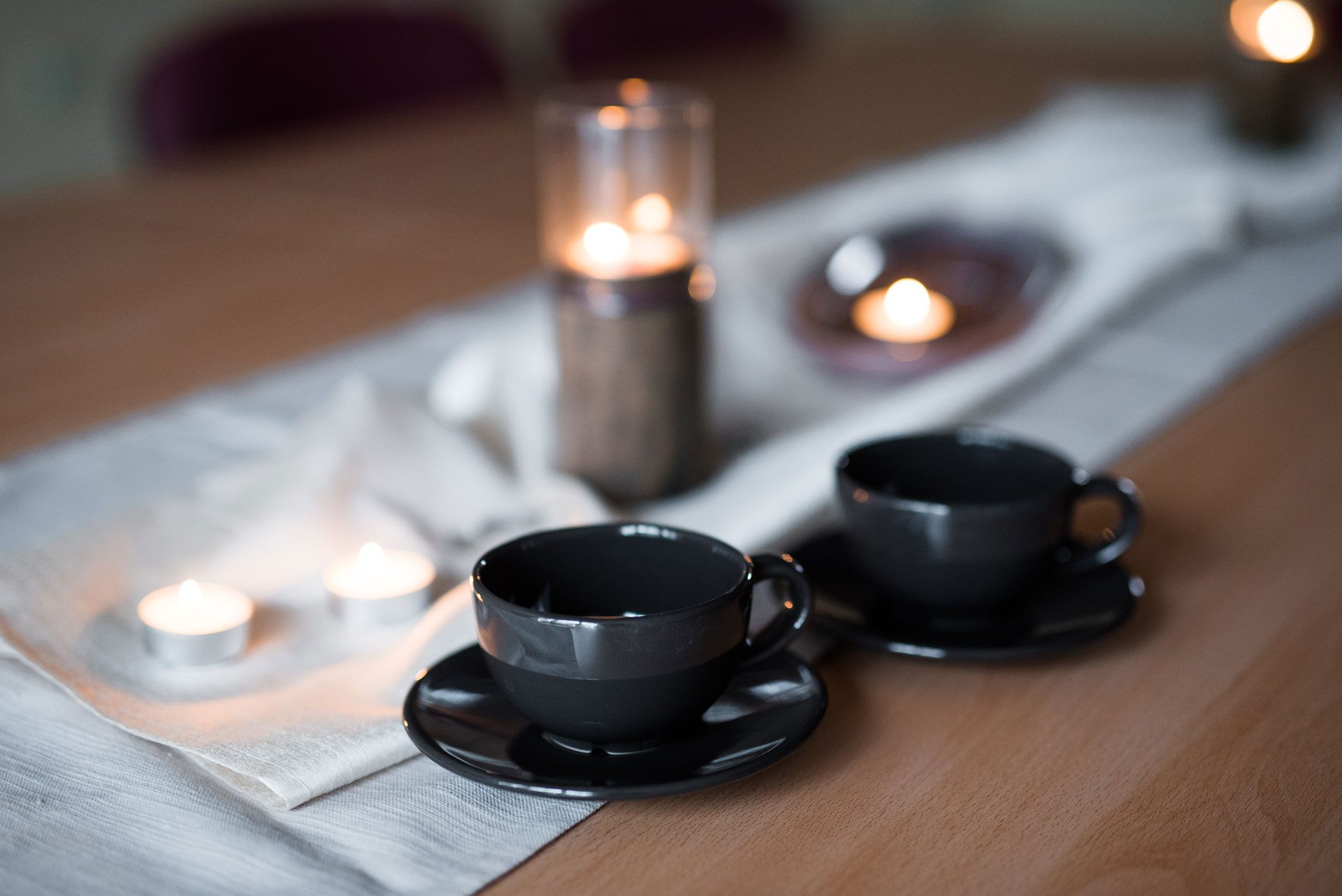Teetassen auf einem Tisch im Bestattungsinstitut Stumpf