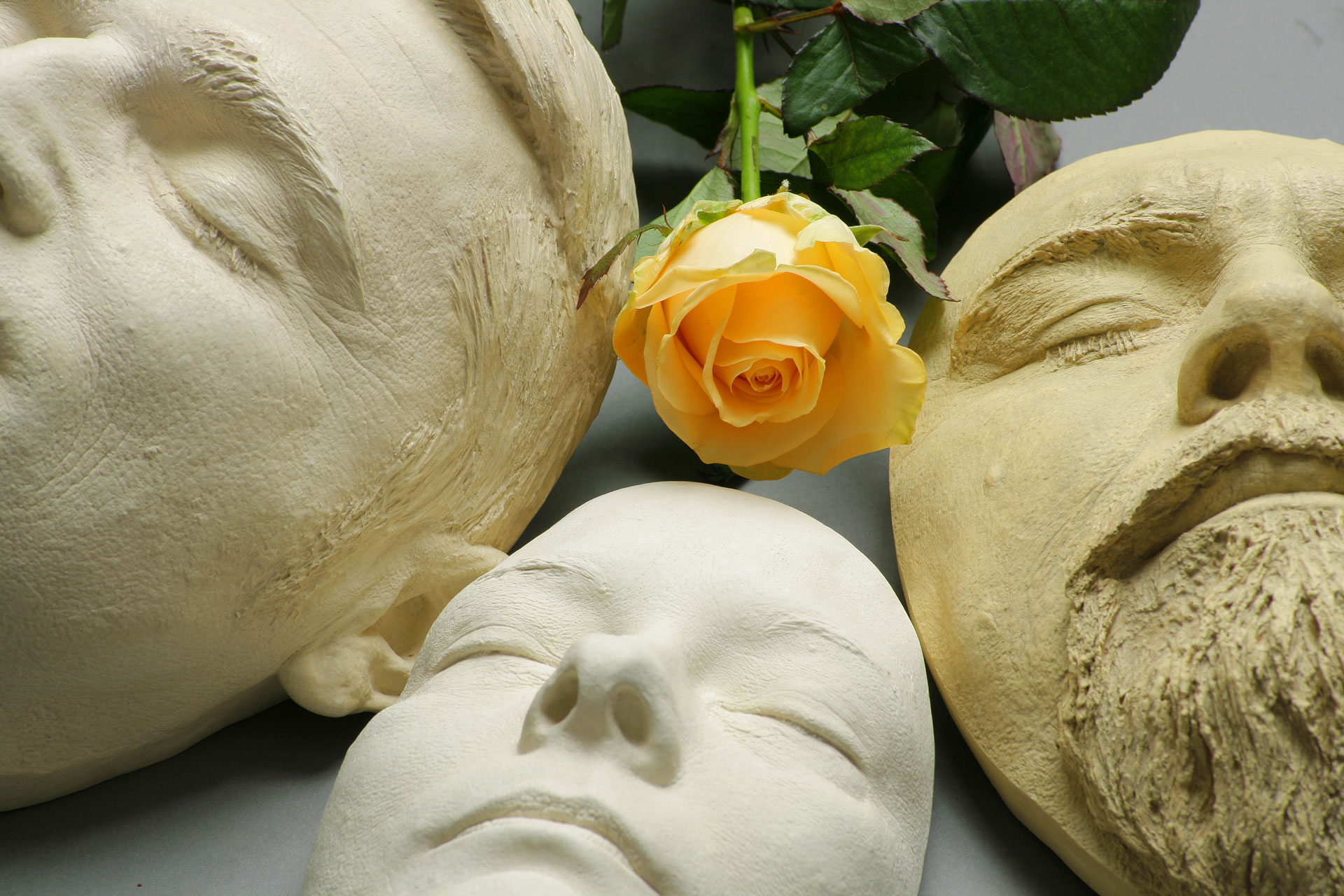 Totenmasken von Gesichtern erstellt durch ihren Bestatter