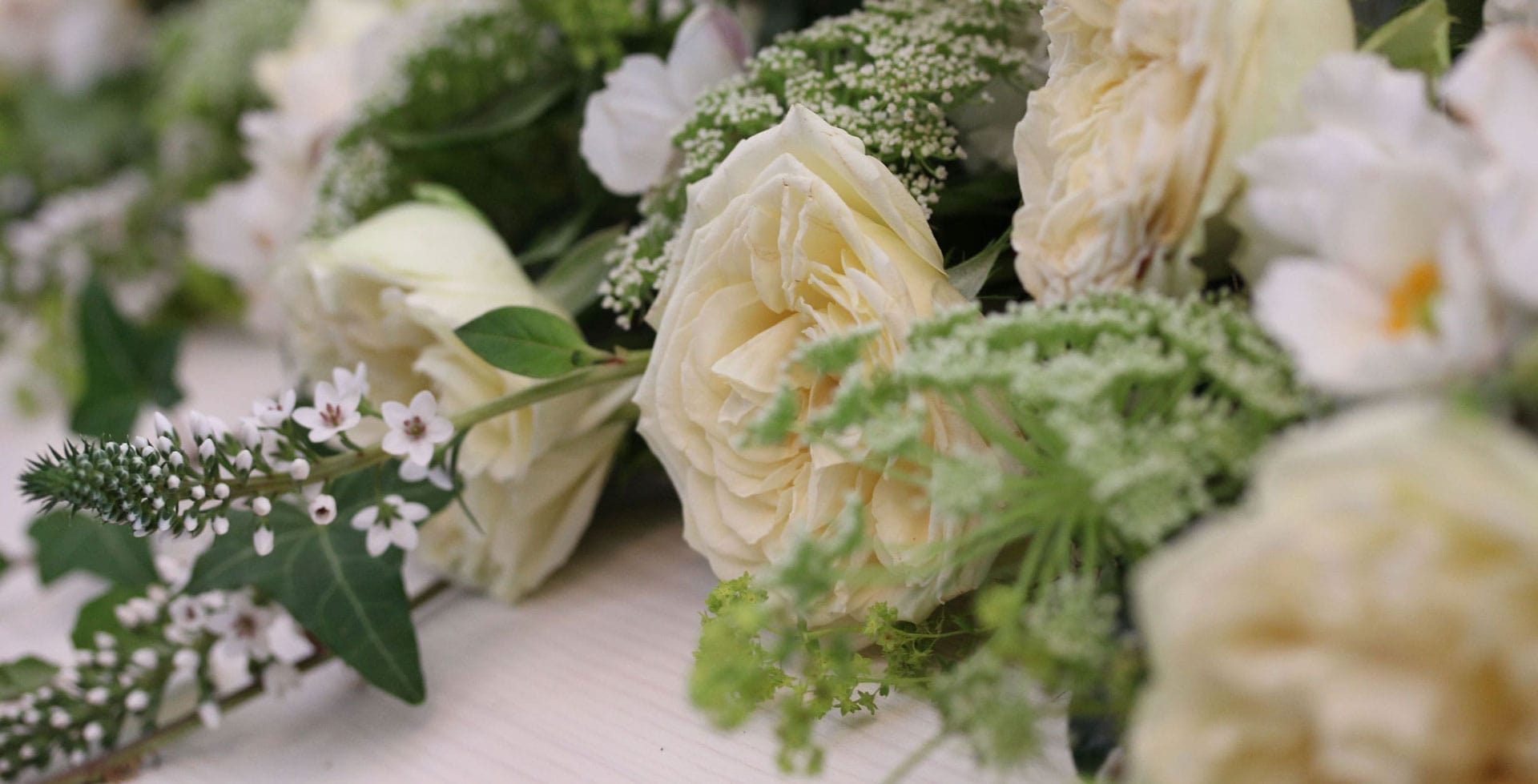 Weiße Rosen in einem Blumenarrangement